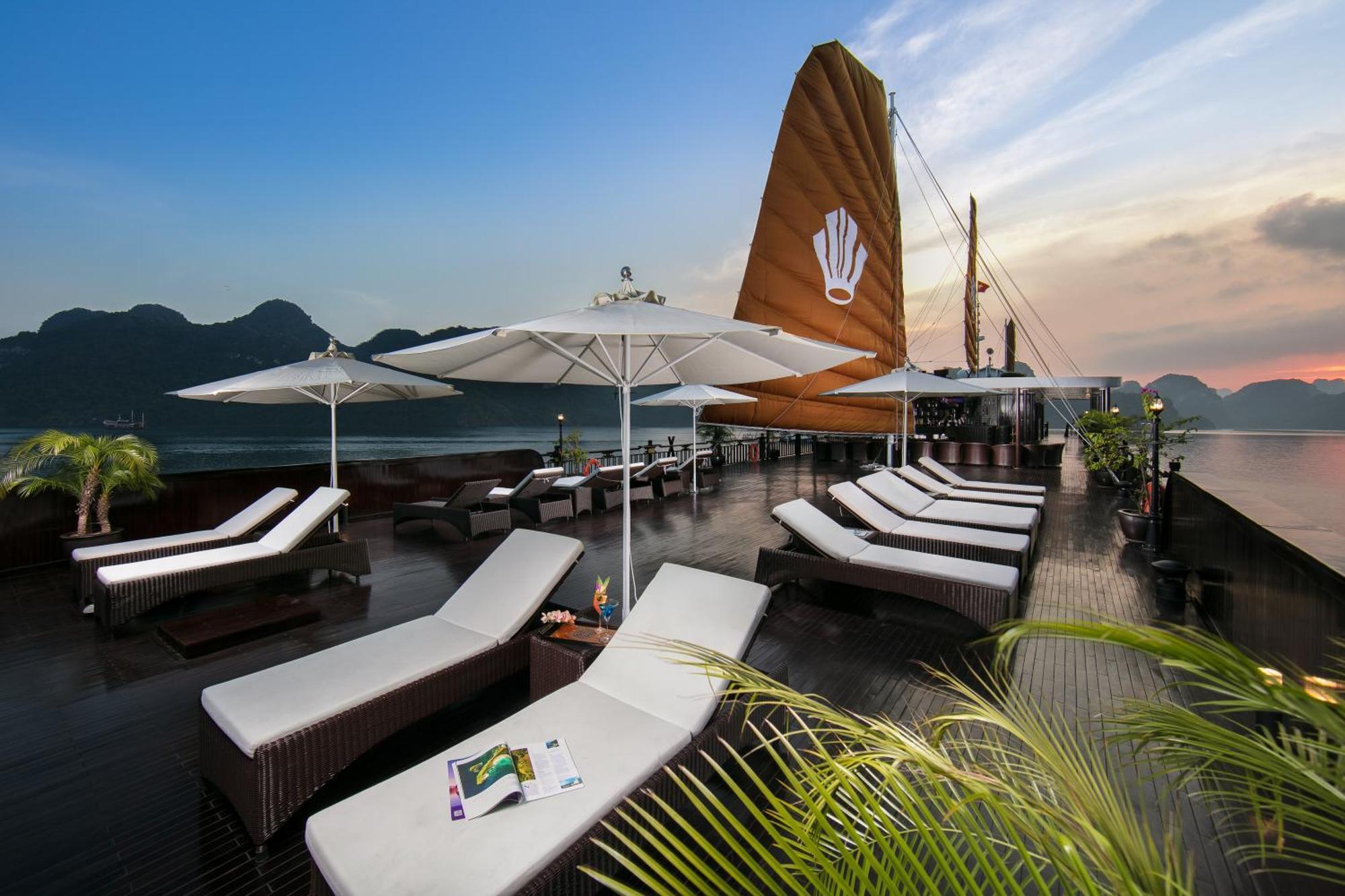 Отель Genesis Luxury Regal Cruises Халонг Экстерьер фото