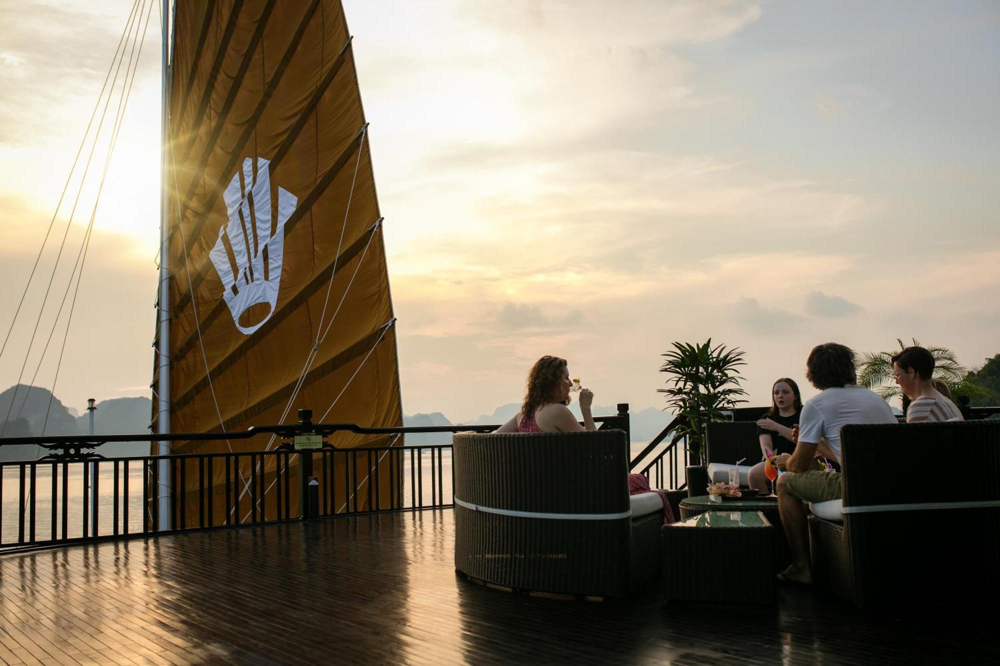 Отель Genesis Luxury Regal Cruises Халонг Экстерьер фото